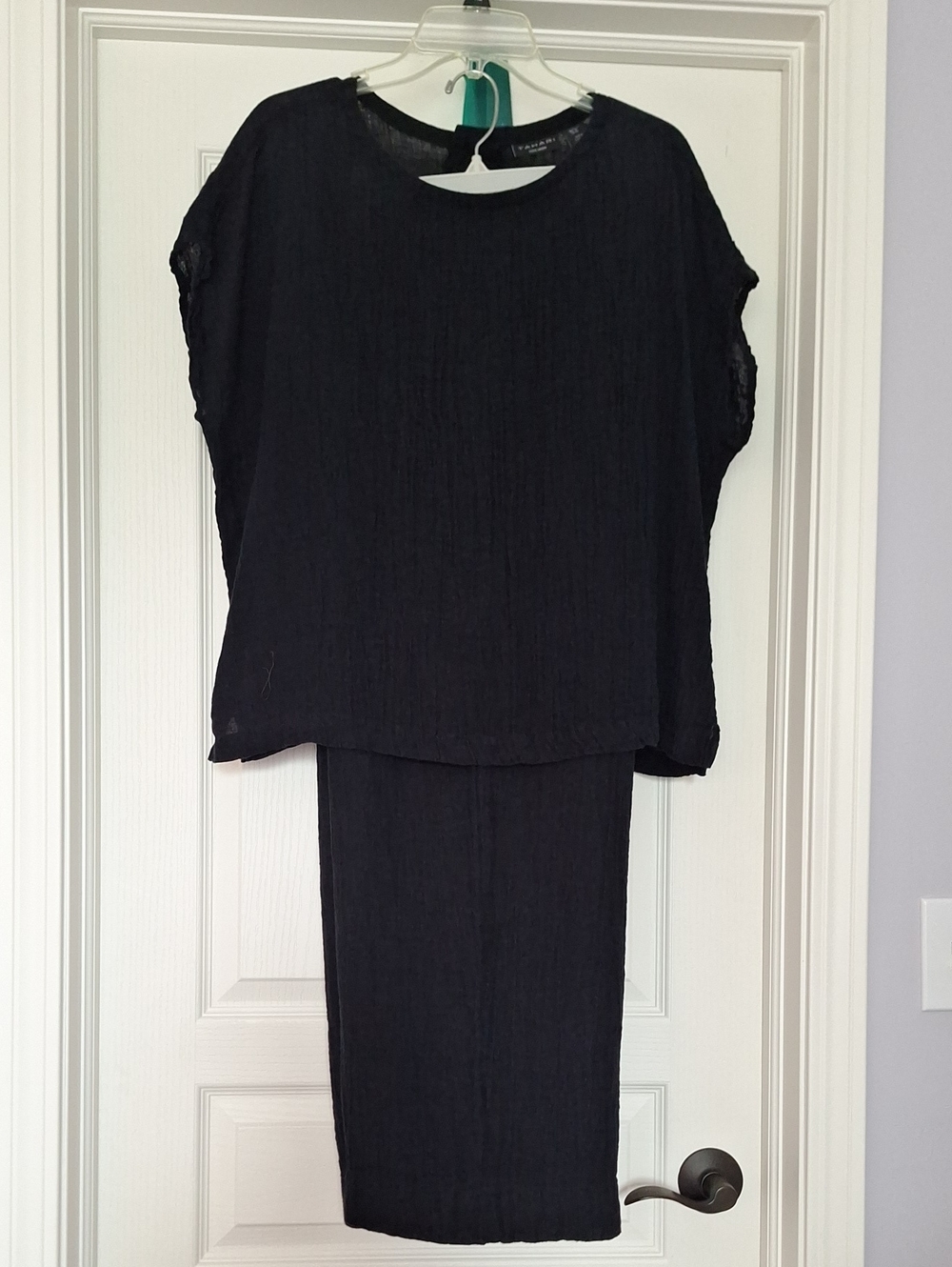 Tahari Set Black Textured Short Sleeve Crewneck Top and Matching Crop Pants